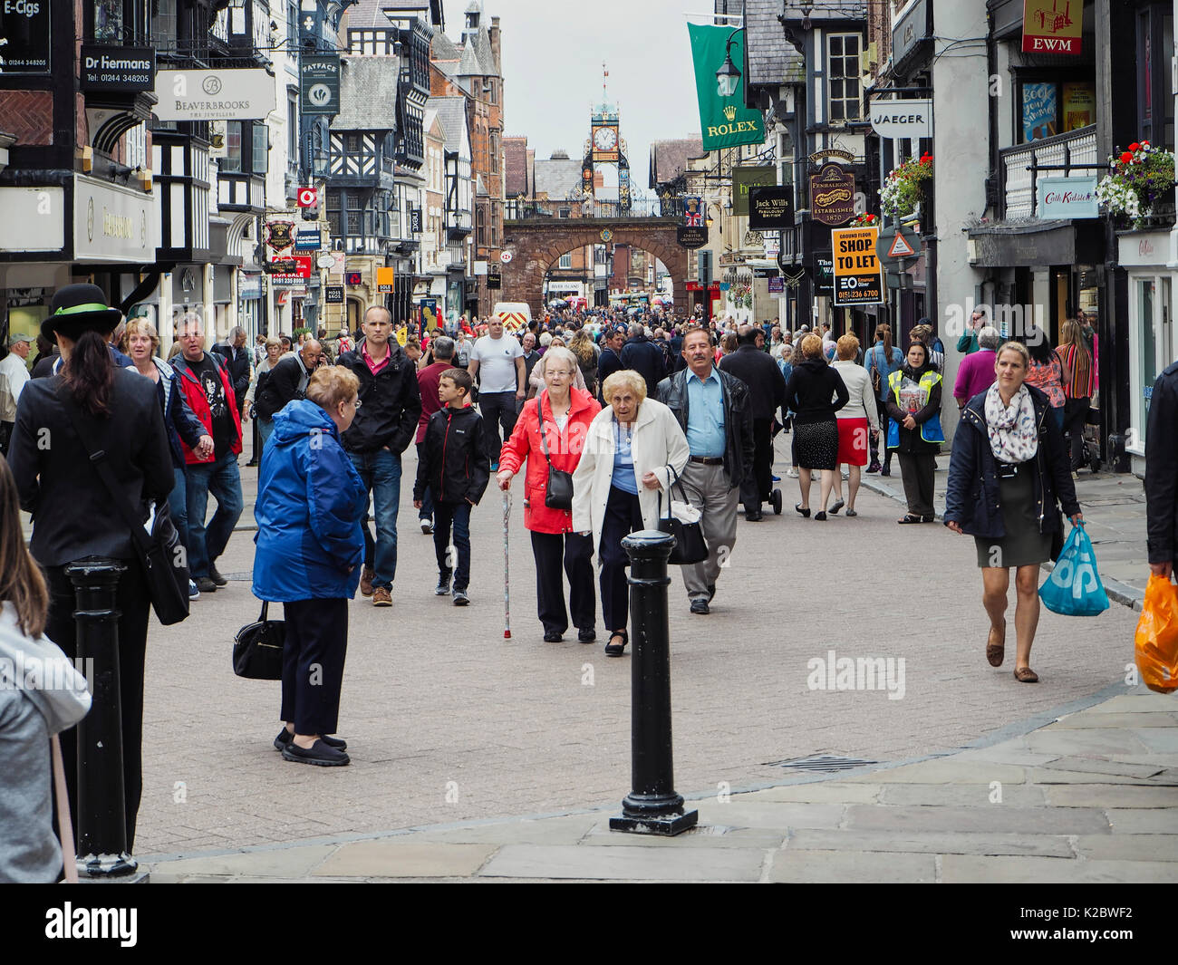 La folla di turisti nel centro di Chester Foto Stock