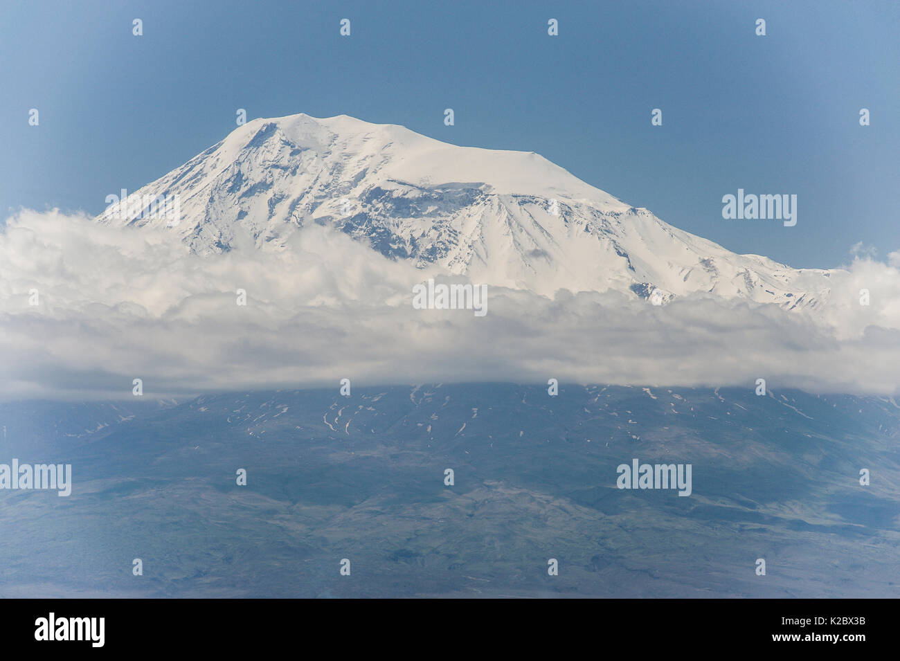 Coperta di neve il monte Ararat in Turchia, visto da Eriwan, Armenia, Aprile. Foto Stock