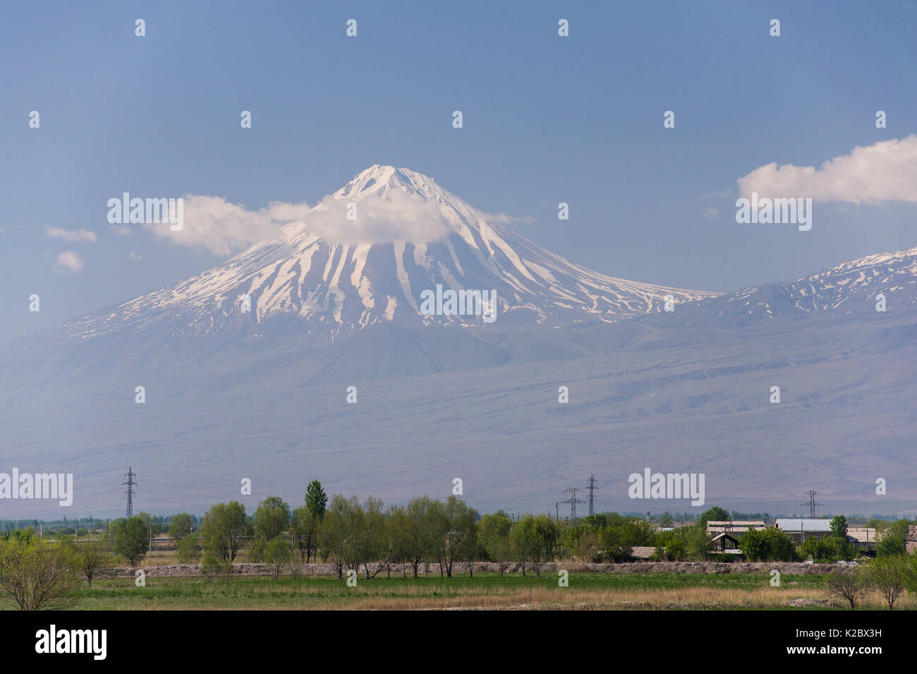 Minore è coperta di neve il monte Ararat in Turchia, visto da Eriwan, Armenia, maggio. Foto Stock