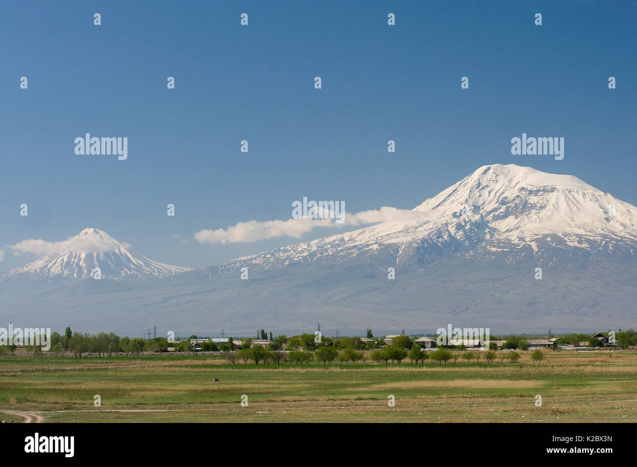 Il monte Ararat (destra) e minore è il monte Ararat (sinistra) in Turchia, visto da Eriwan, Armenia, maggio. Foto Stock