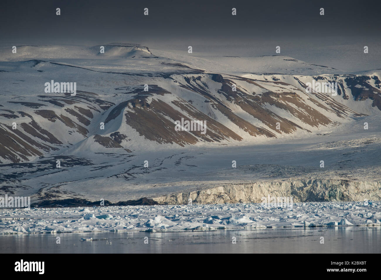 Hinlopen strait, con montagne e glaçon, costa orientale delle Isole Svalbard, Norvegia, Giugno 2014. Foto Stock