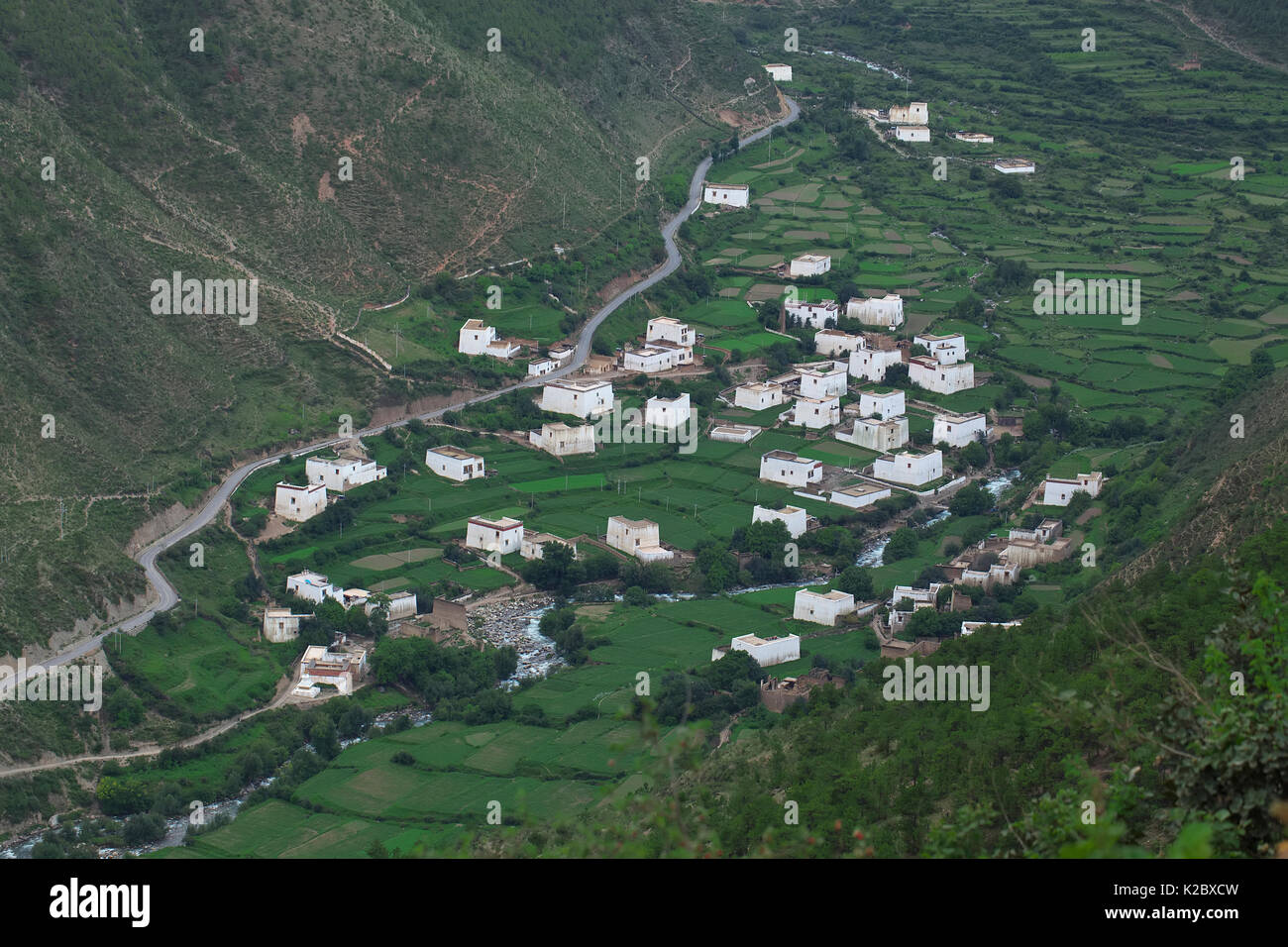 Paesaggio con città nella valle, Yunnan, Cina, luglio 2007. Foto Stock