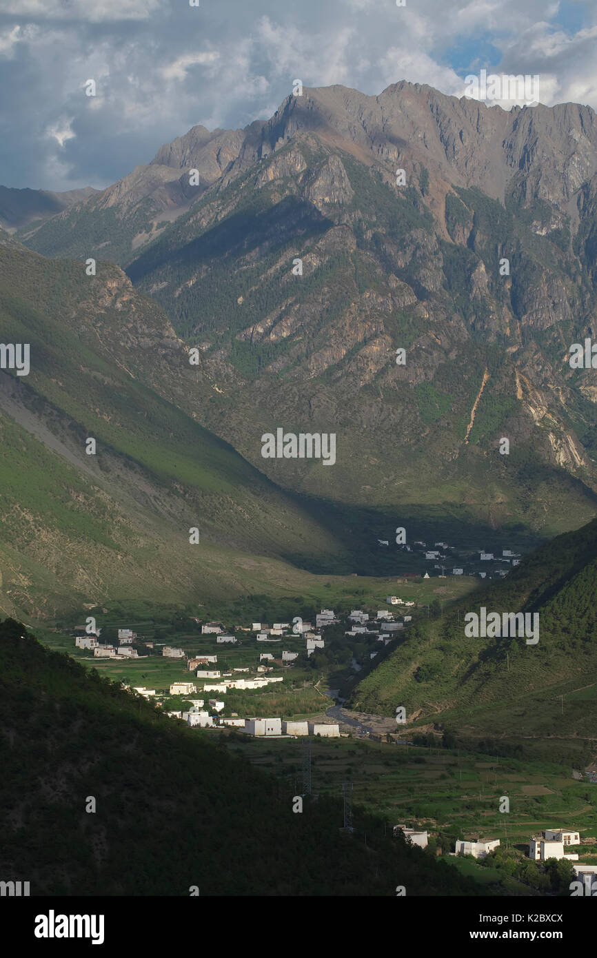 Paesaggio con città nella valle, Yunnan, Cina, luglio 2007. Foto Stock