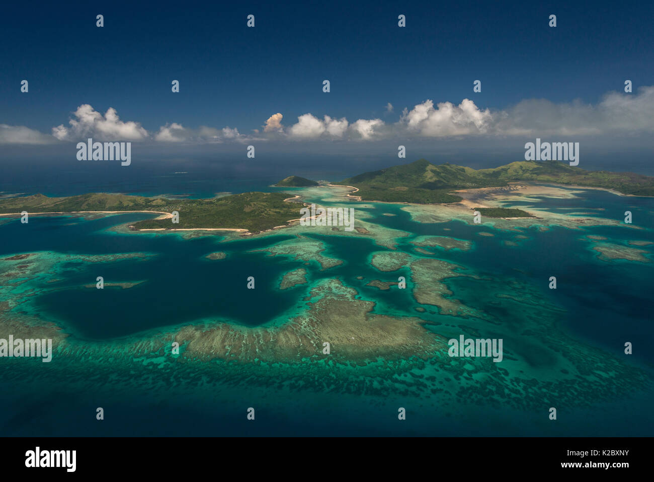 Vista aerea delle barriere coralline vicino Yanggeta isola, Western Division, Fiji. Dicembre 2013. Foto Stock