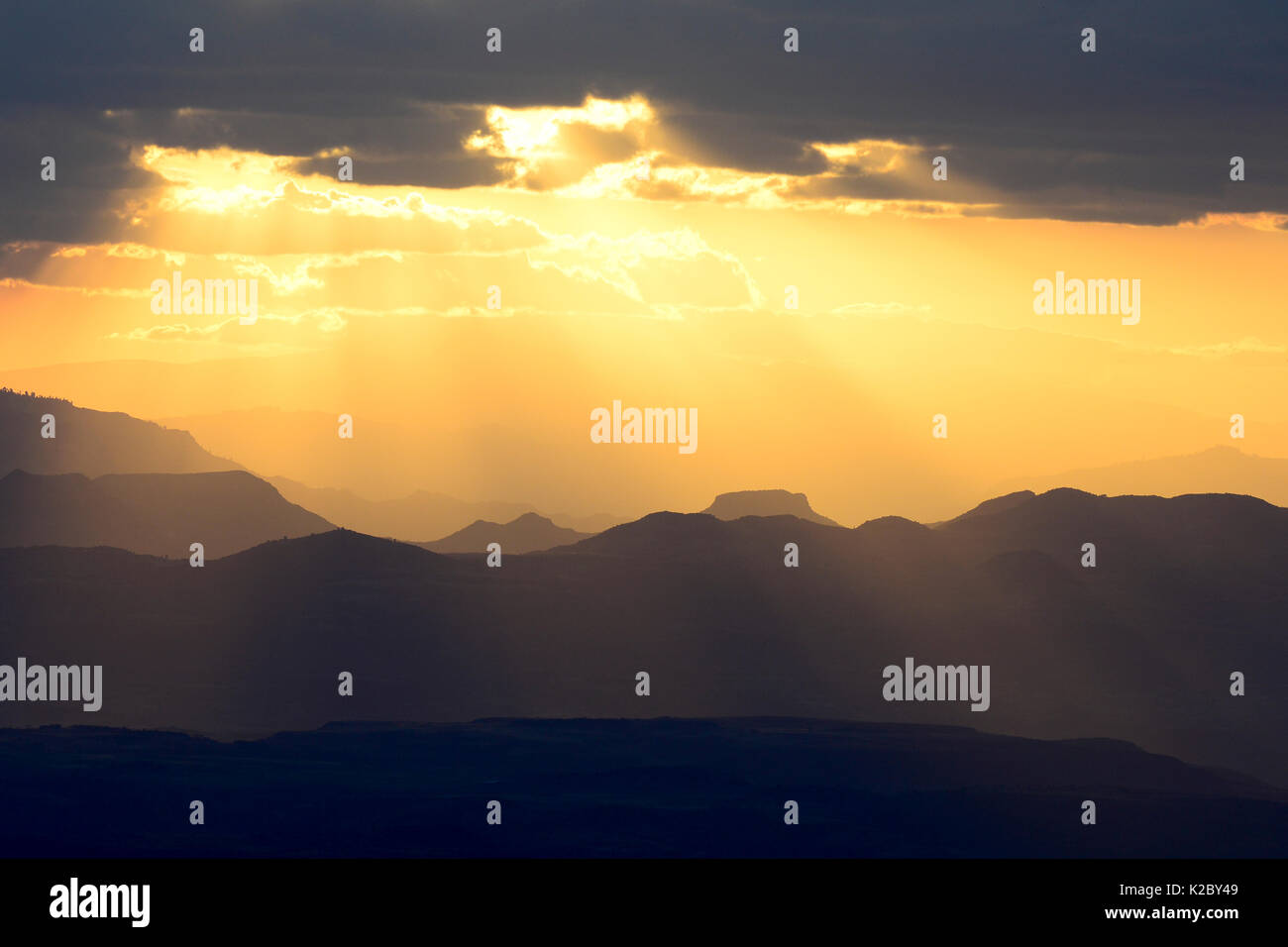 Tempesta di Lasta montagne, con sole splendente dalle nuvole, Lalibela. Etiopia, Novembre 2014 Foto Stock