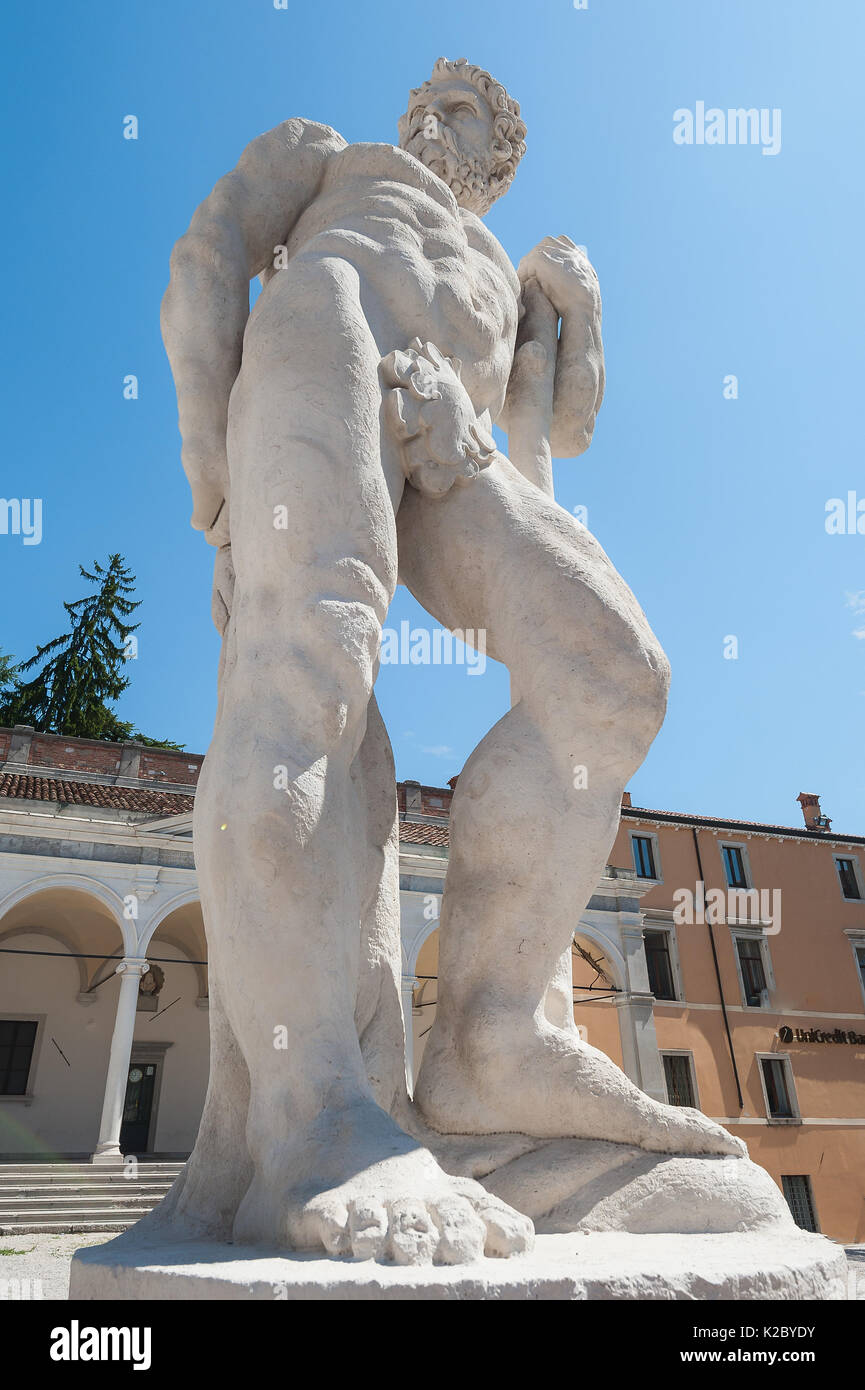 Statua del secolo 16. Statua di Ercole. Arte Medioevale Udine, Italia Foto Stock