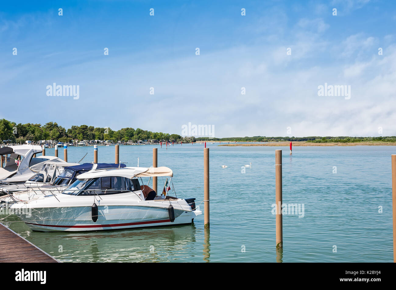Barche ormeggiate nel porto lagunare. Bibione Foto Stock