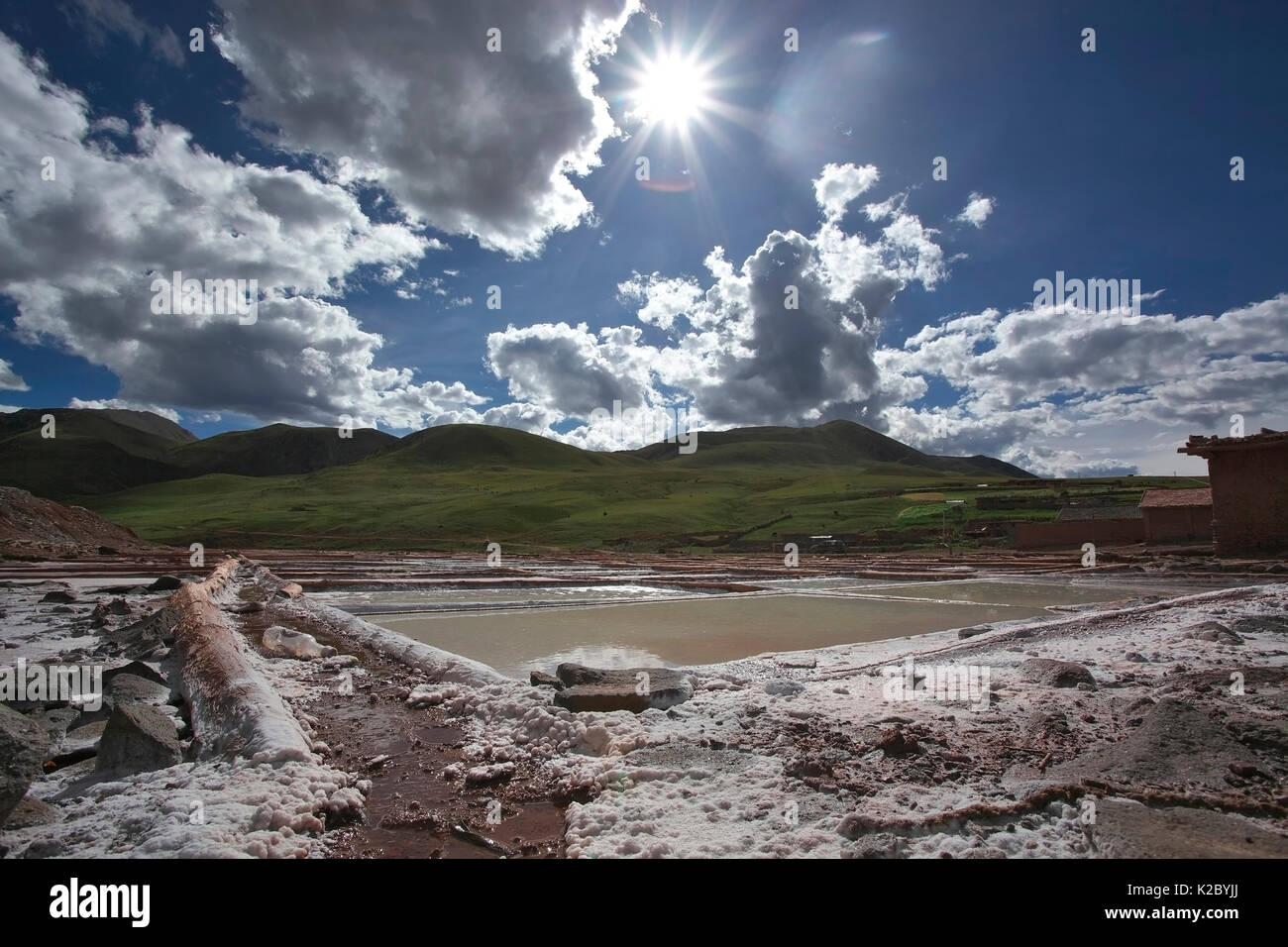 Tradizionale saline, con sole splendente, Nangqian County, Provincia di Qinghai, Qinghai-Tibet altopiano, Cina, Agosto 2010. Foto Stock