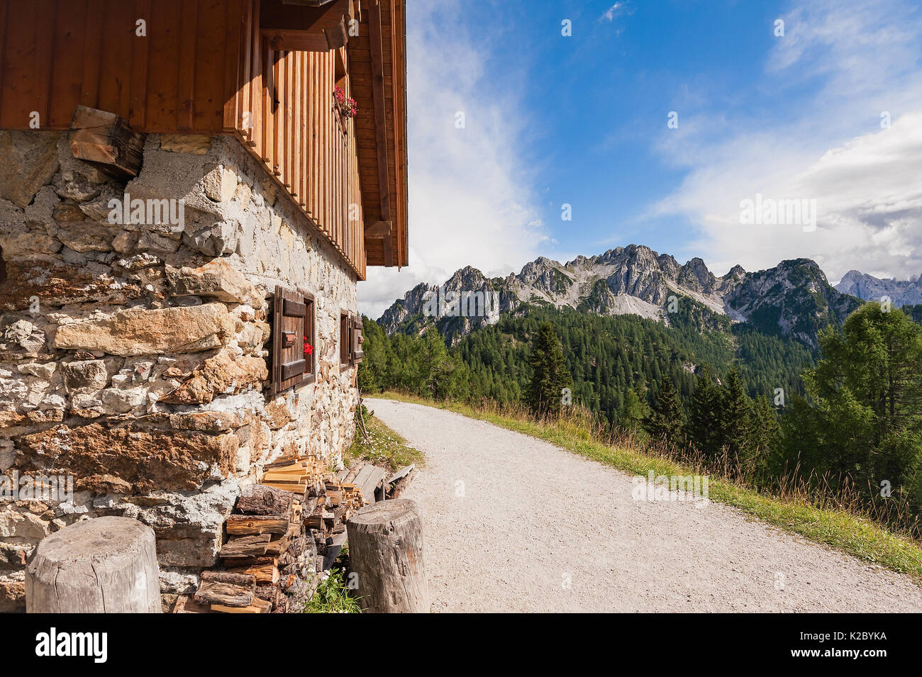 Bellissima panorama di montagna. Tipica casa di montagna. Alpi italiane. Foto Stock