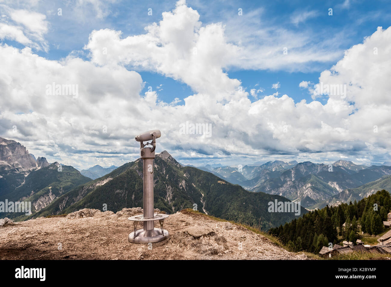 Binocolo sullo sfondo della splendida vista sulla montagna. Alpi italiane Foto Stock