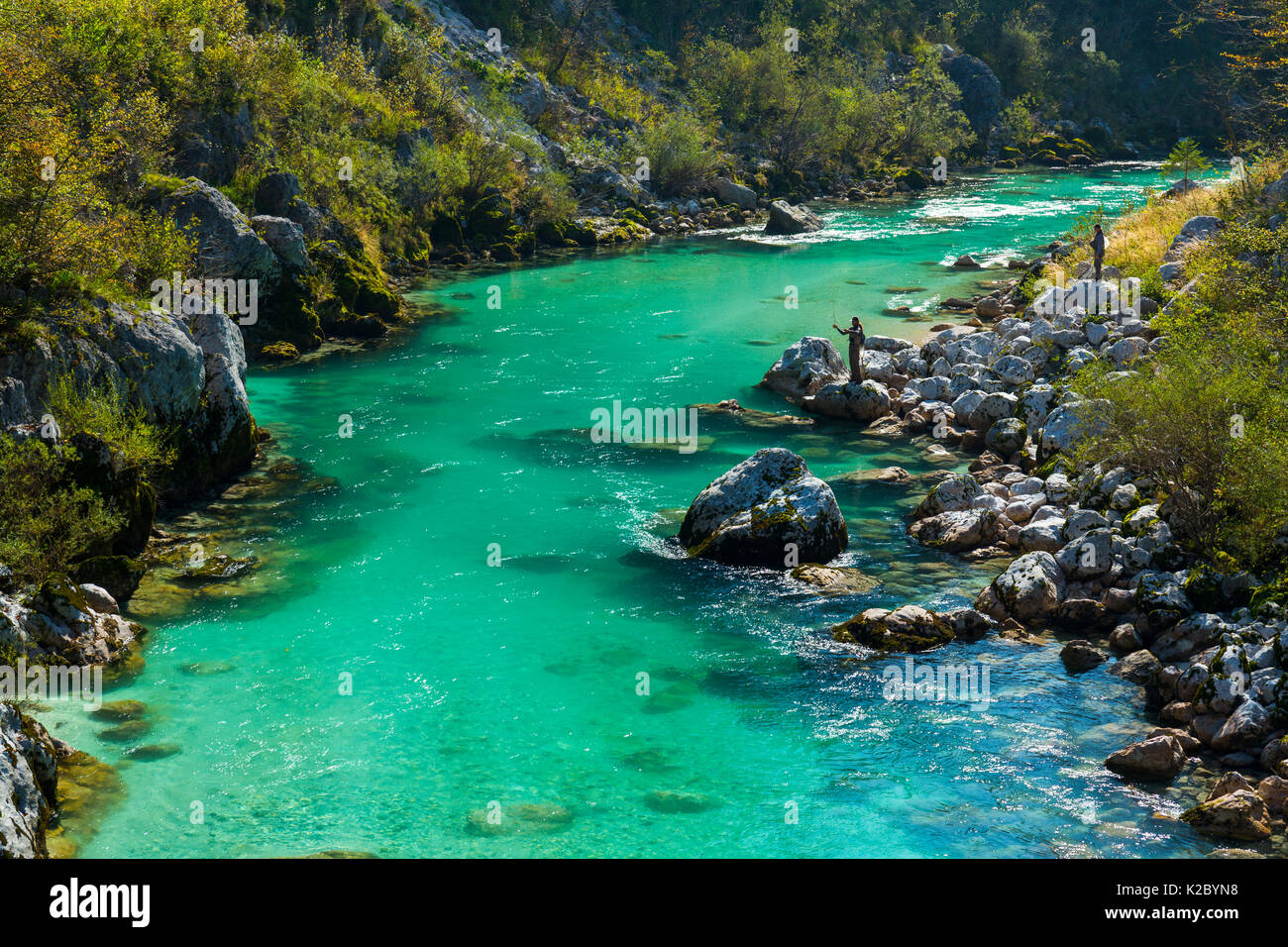 Acque blu e cristalline del fiume Soca, Soca Valley, sulle Alpi Giulie, Slovenia, ottobre 2014. Foto Stock