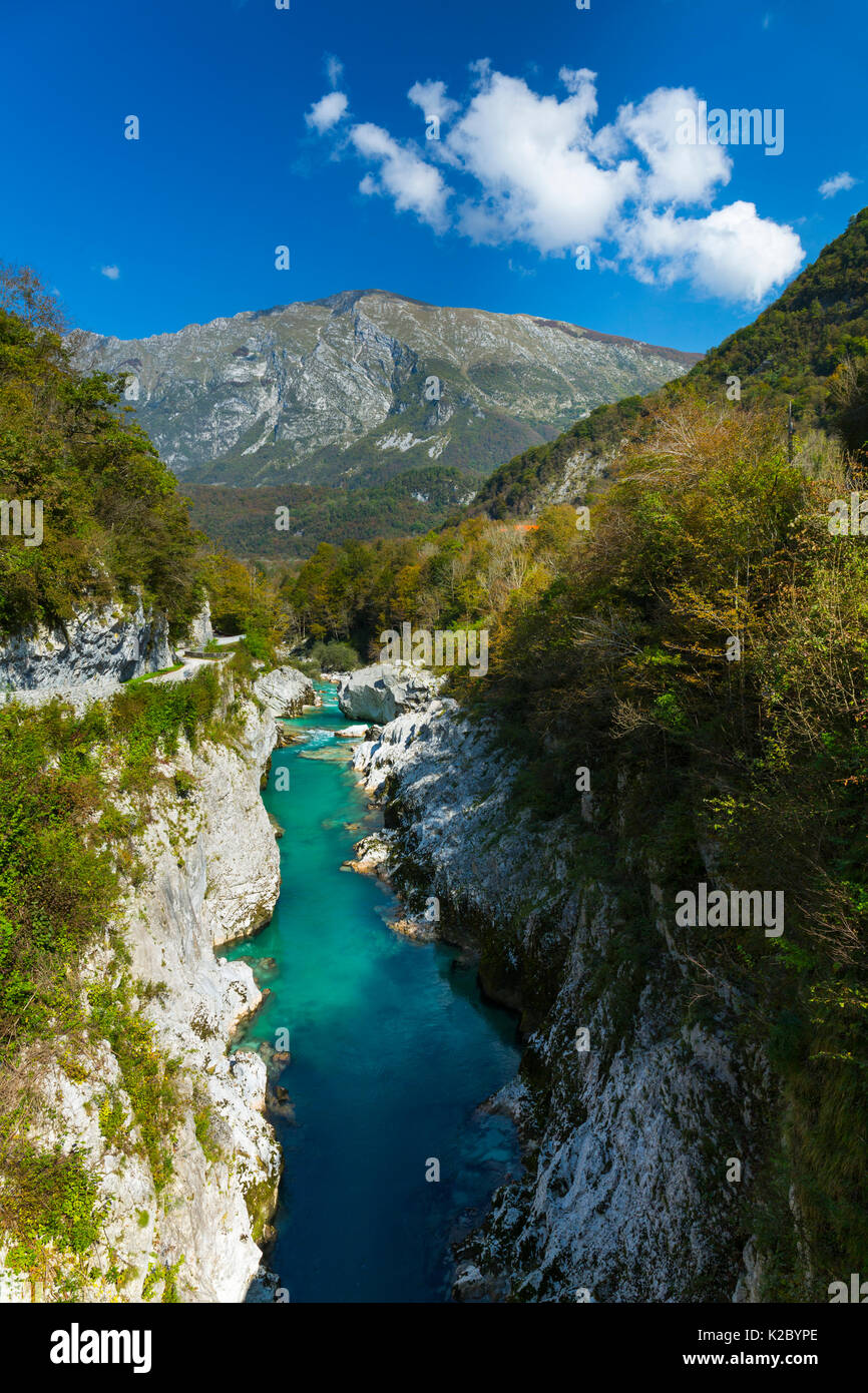 Paesaggio di Soca river, Soca Valley, sulle Alpi Giulie, Slovenia, ottobre 2014. Foto Stock