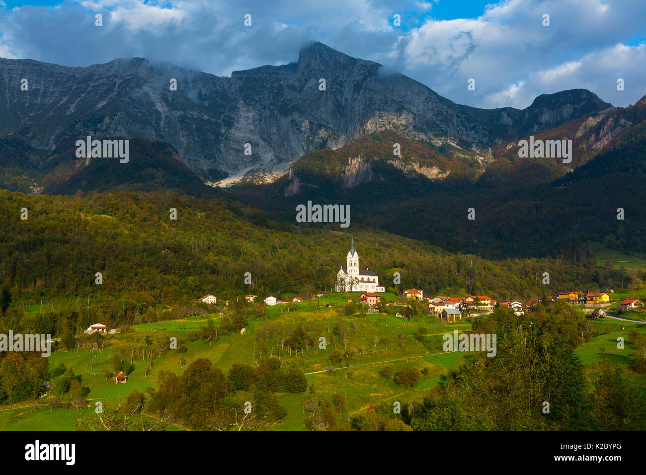 Villaggio in Dreznica, sulle Alpi Giulie, Slovenia, ottobre 2014, Foto Stock