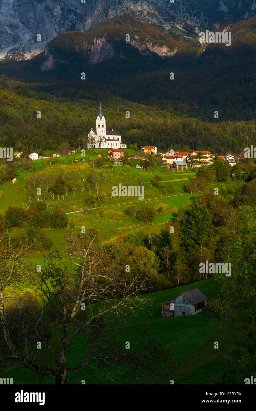 Villaggio in Dreznica, sulle Alpi Giulie, Slovenia, ottobre 2014, Foto Stock