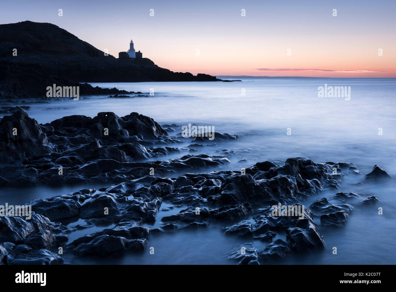 Mumbles faro all'alba, Mumbles, vicino a Swansea, Wales, Regno Unito. Gennaio 2015. Foto Stock