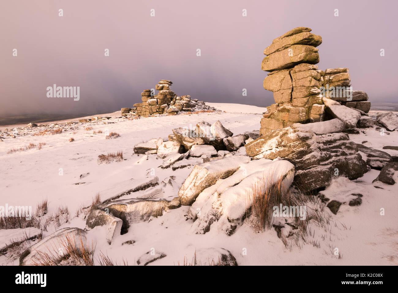 Grande fiocco Tor al crepuscolo, Parco Nazionale di Dartmoor, Devon, Inghilterra, Regno Unito, gennaio. Foto Stock