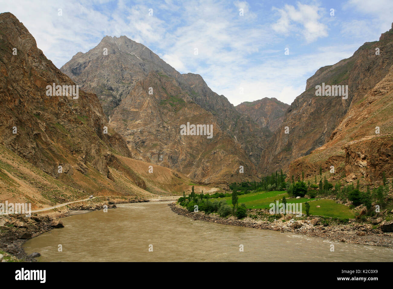 Pyandzh River Gorge lungo il confine tra il Tagikistan (sinistra) e Afghanistan (destra) Badakshan Regione, Pamir Mountains, dell'Asia centrale. Giugno. Foto Stock