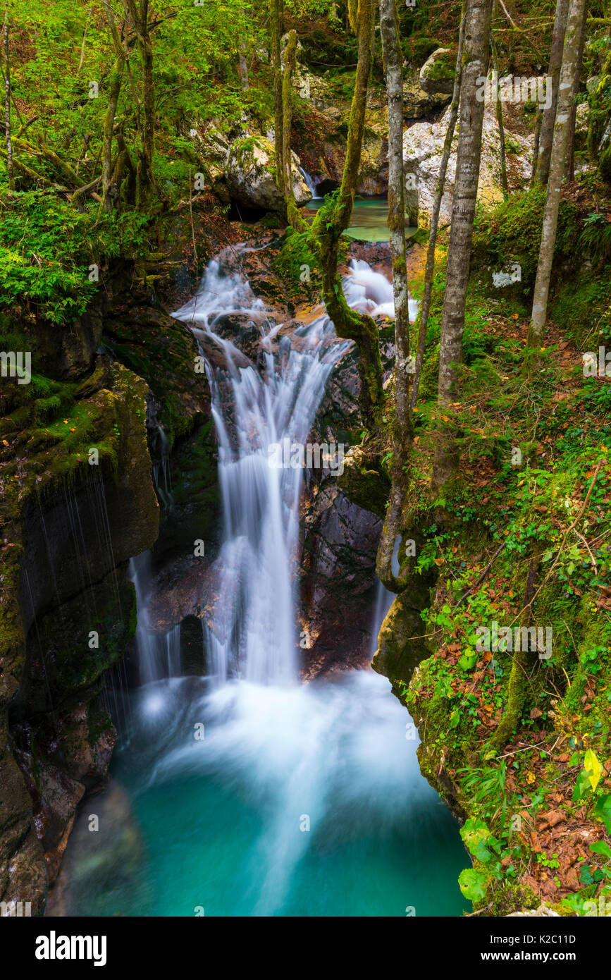 La cascata nel grande Soca Gorge, Soca river, Lepena Valley, sulle Alpi Giulie, Bovec, Slovenia, ottobre 2014. Foto Stock