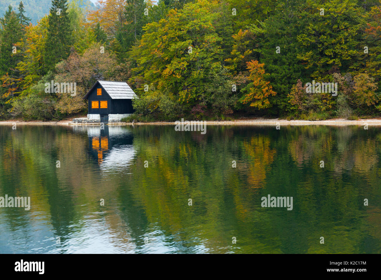 Piccolo lakehouse sulla riva del lago di Bohinj, il Parco Nazionale del Triglav, sulle Alpi Giulie, Slovenia, ottobre 2014. Foto Stock