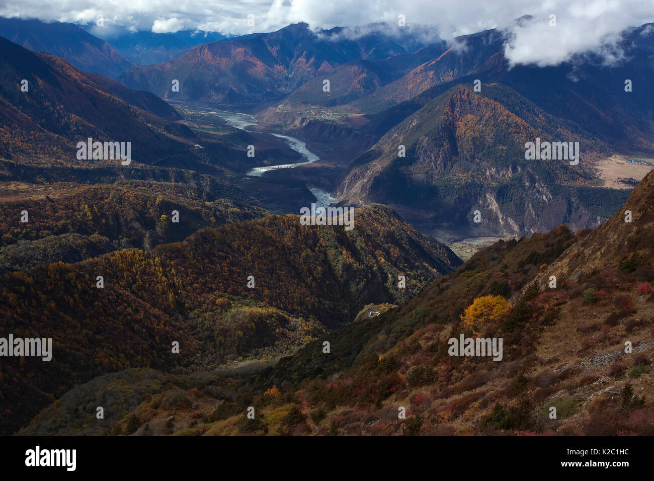 Montare Namjagbarwa e Yarlung Zangbo Fiume Yarlung Zangbo Parco Nazionale del Grand Canyon, Prefettura di Nyingchi, Tibet, Cina. Novembre 2010. Foto Stock