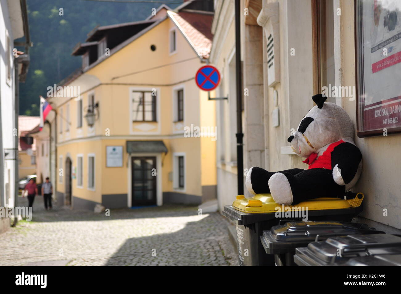 Abbandonato il giocattolo orso in città vecchia strada di Kamnik Foto Stock Abbandonato il giocattolo orso in città vecchia strada di Kamnik Foto Stock