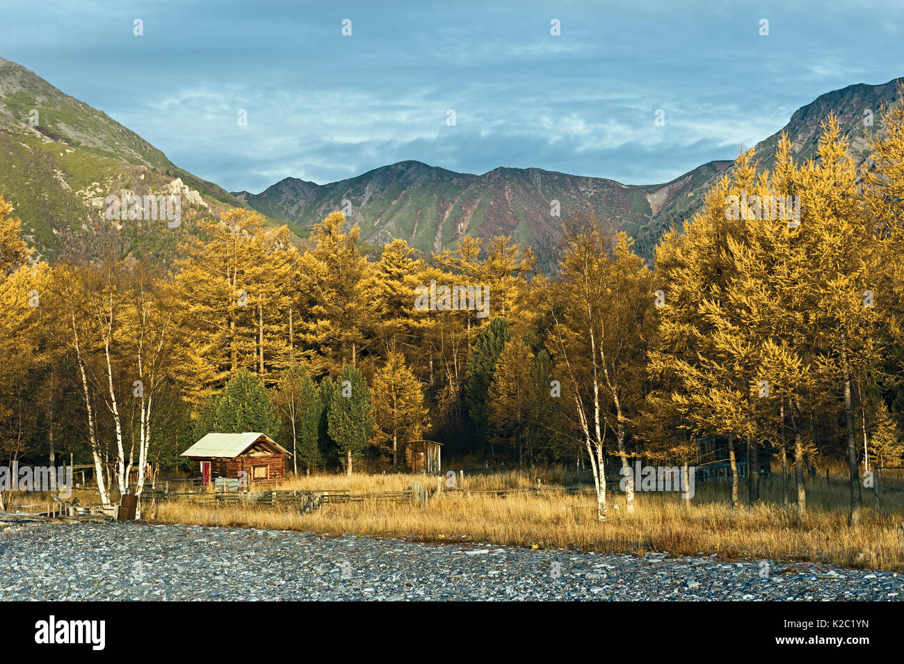 Il Ranger casa accanto al Lago Baikal, con le montagne alle spalle, "Orso Bruno costa", Baikalo-Lensky Riserva Naturale, Siberia, Russia, settembre 2013. Completato Foto Stock