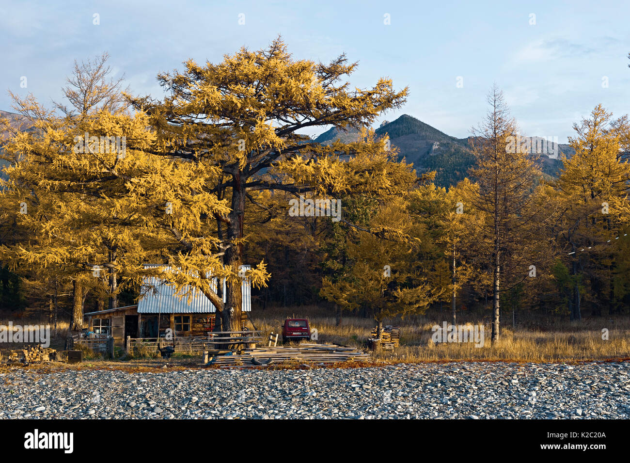 Il Ranger casa accanto al Lago Baikal, con le montagne alle spalle, "Orso Bruno costa", Baikalo-Lensky Riserva Naturale, Siberia, Russia, settembre 2013. Completato Foto Stock