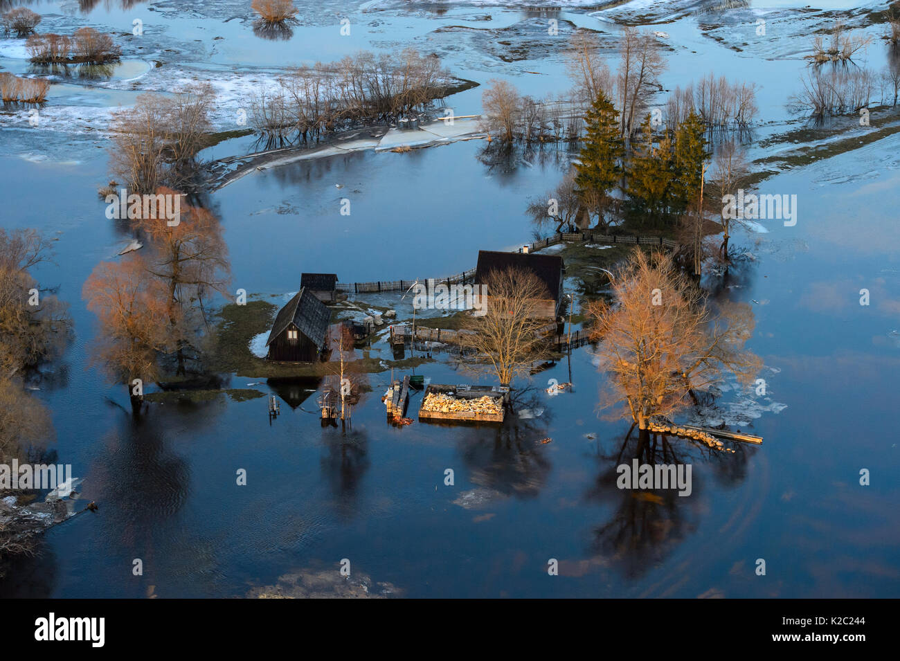 Vista aerea di case inondate dalla molla a fondere, Soomaa National Park. Parnumaa county, Estonia, aprile 2013. Foto Stock