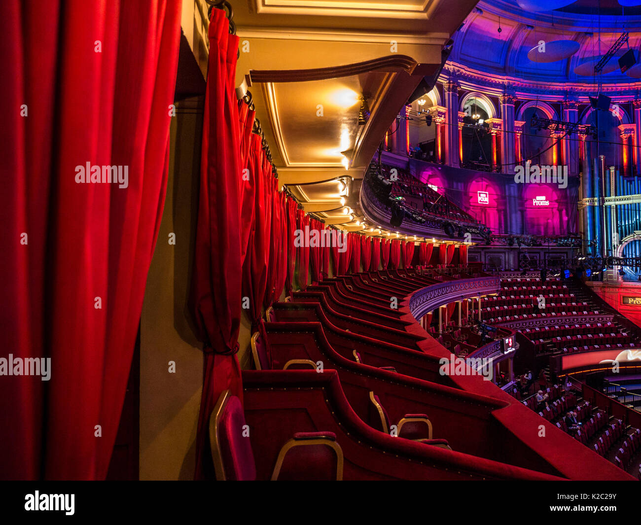 ALBERT HALL EMPTY THEATRE INTERIOR BBC PROMS linea di lussuose scatole private in velluto rosso e sedie pronte per il pubblico per arrivare a un concerto di Kensington London UK Foto Stock