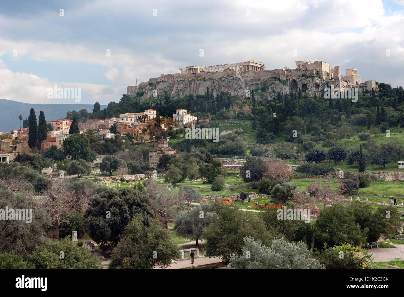 Acropolis Hill e Acropoli di Atene come visto da Thiseio. Nell'angolo sinistro è Plaka , un vecchio quartiere storico di Atene, Attica, regione, Atene, Grecia, Mediterraneo, Gennaio 2011. Foto Stock