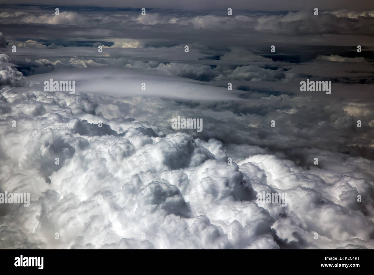 Il drammatico il cielo con le nuvole realizzato a partire da una finestra di un aeroplano. Foto Stock