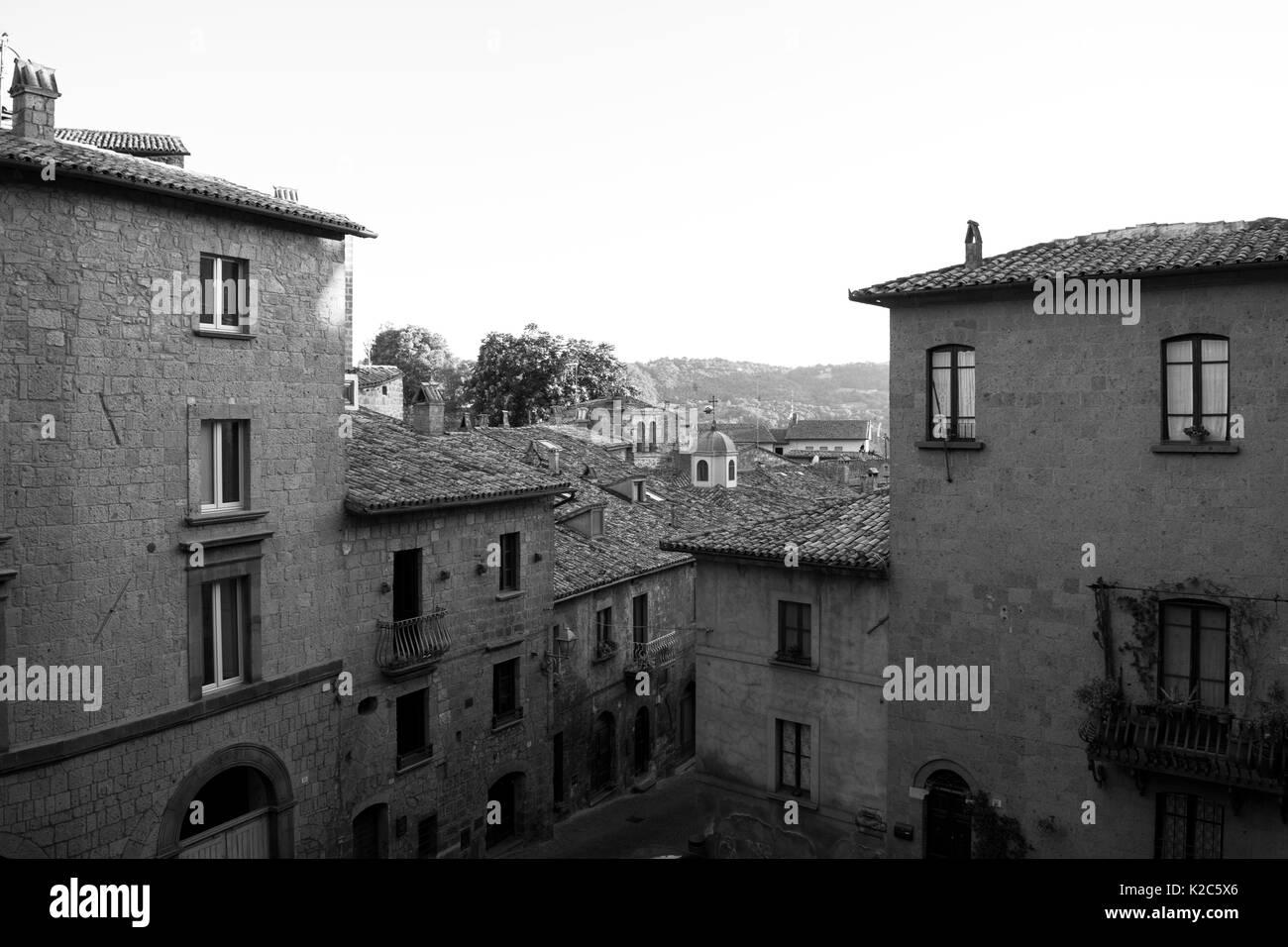 Vecchie case, edifici e strade nel tranquillo e abbastanza comune di Orvieto, Umbria, Italia. Case di pietra, con il vecchio carattere medievale e l'aspetto Foto Stock