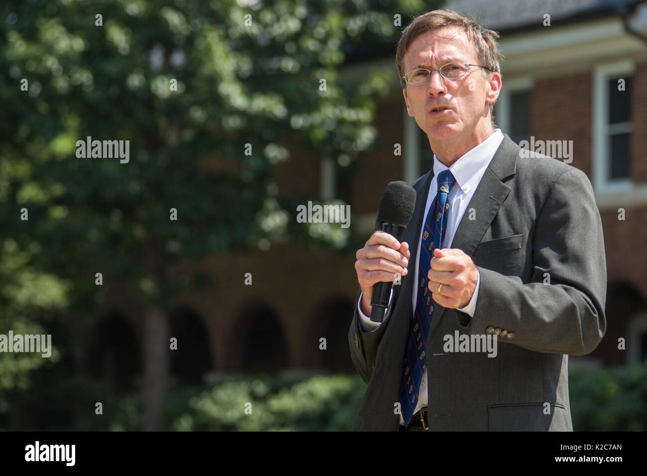 Stati Uniti Il segretario della Marina Sean Stackley parla durante la cerimonia di pensionamento per gli Stati Uniti Marine Corps vice comandante dell' aviazione Jon Davis presso la Caserma marini Washington Luglio 10, 2017 a Washington, DC. Foto Stock