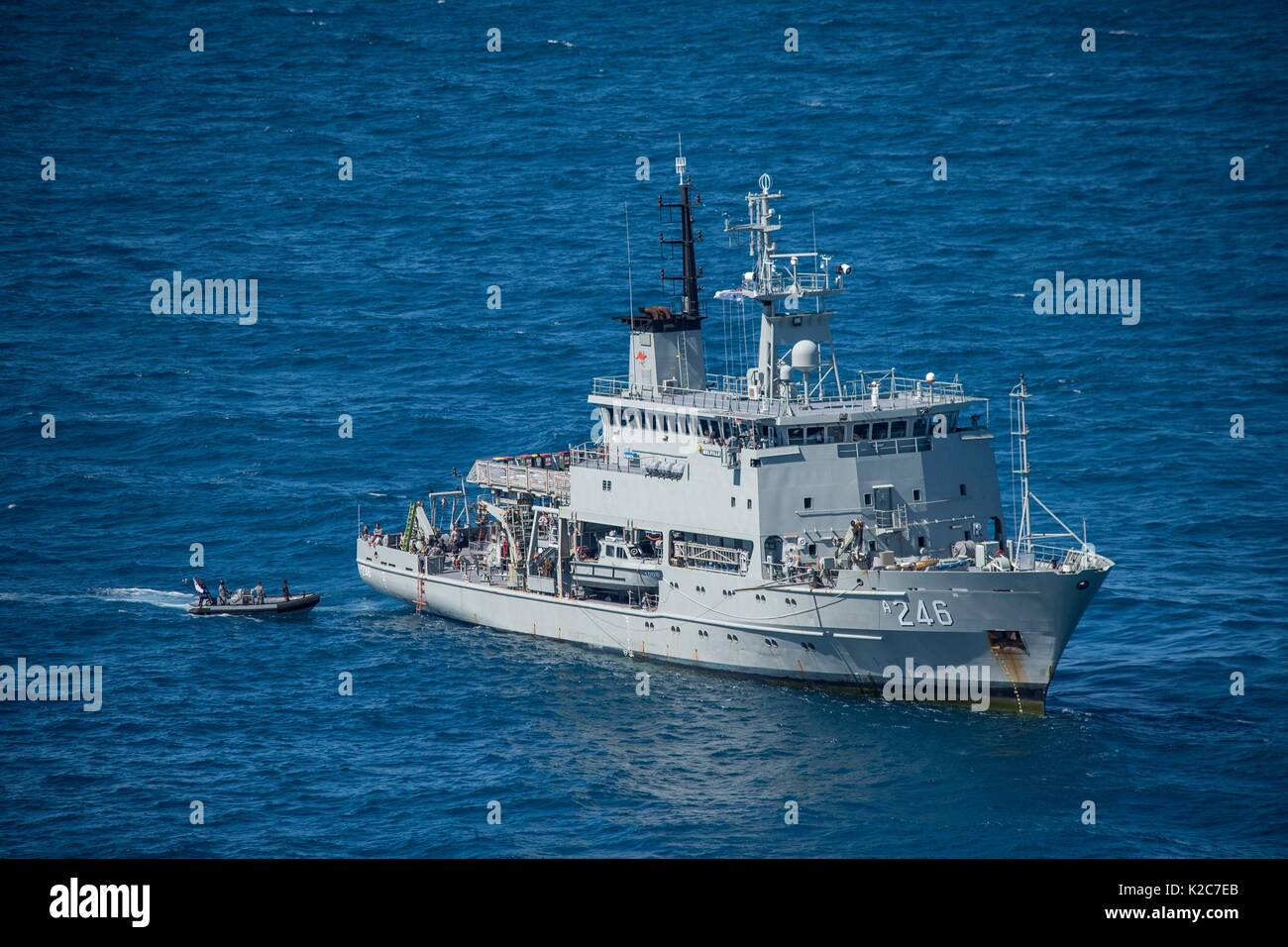 Sito ufficiale della Royal Navy i marinai a bordo di una rigida-scafo gommone off della Royal Australian Navy Leeuwin-classe indagine idrografica nave HMAS Melville Agosto 8, 2017 in mare di corallo. Foto Stock