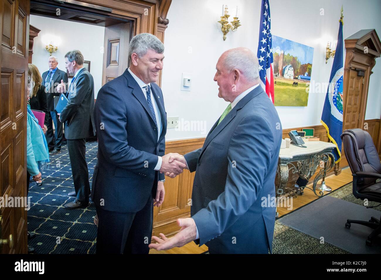 Ministro argentino dell'agricoltura Ricardo Buryaile (sinistra) soddisfa con U.S. Il segretario per l'agricoltura Sonny Perdue Agosto 11, 2017 a Washington, DC. Foto Stock