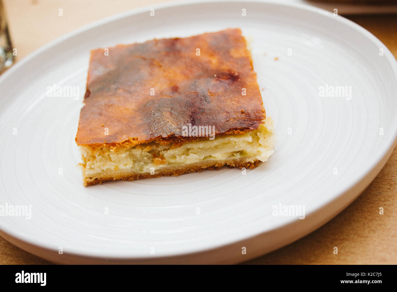 Pezzo di fresco cotto in casa il rabarbaro torta di mele Foto Stock