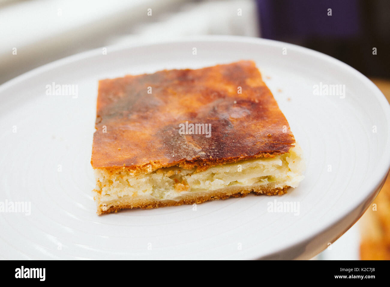 Pezzo di fresco cotto in casa il rabarbaro torta di mele Foto Stock