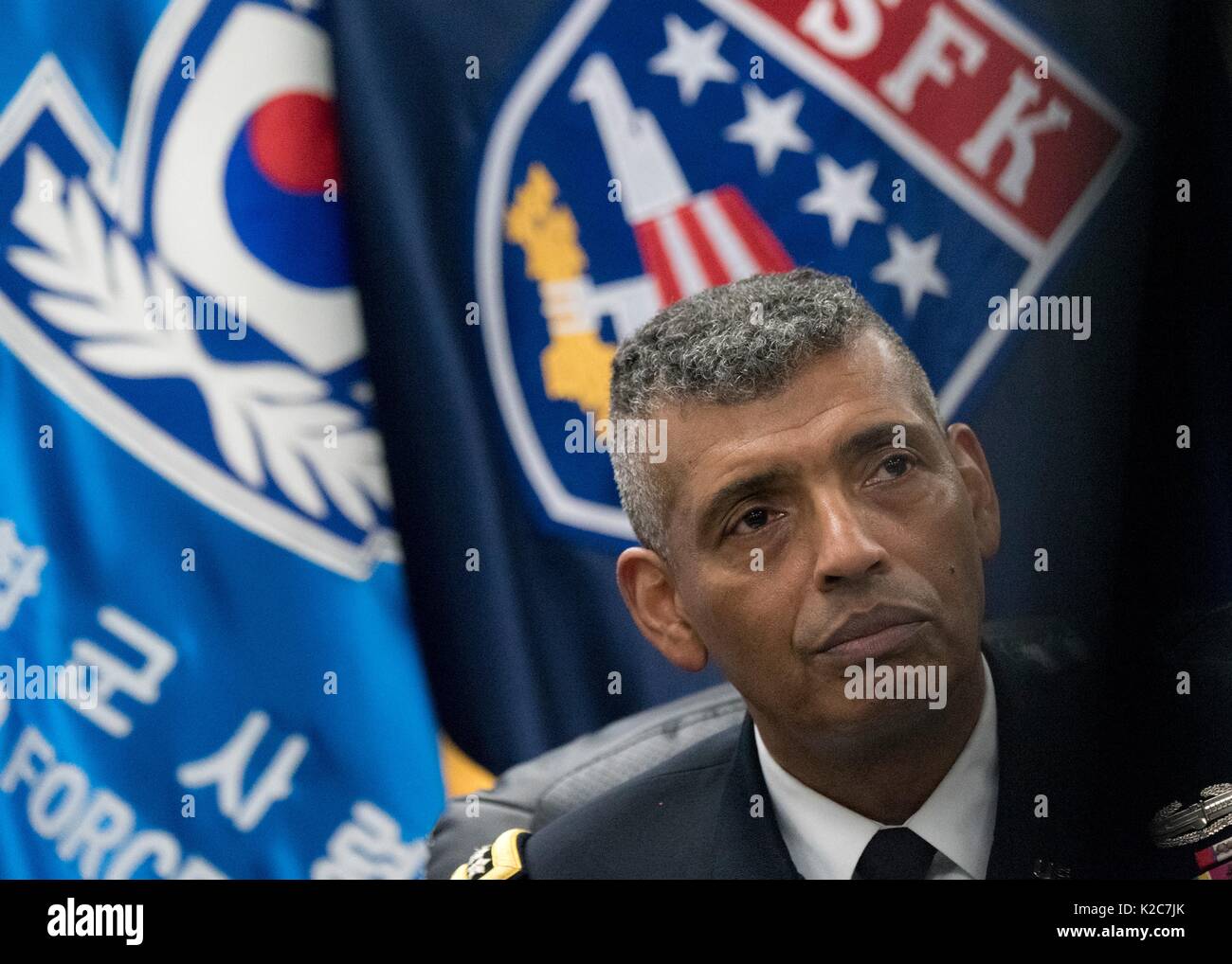 Stati Uniti Corea forze comandante Vincent Brooks risponde alle domande durante una conferenza stampa presso gli Stati Uniti Corea forze sede Agosto 14, 2017 a Seul, in Corea del Sud. Foto Stock