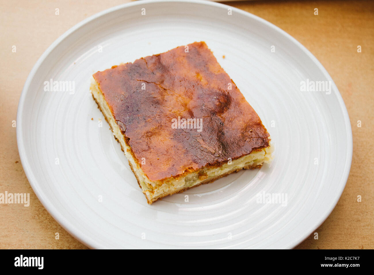 Pezzo di fresco cotto in casa il rabarbaro torta di mele Foto Stock