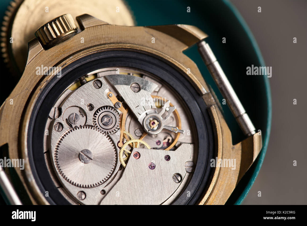 Vista Macro meccanismo di orologio con ingranaggi. orologio da polso  dettagli. Profondità di campo, il fuoco selettivo Foto stock - Alamy