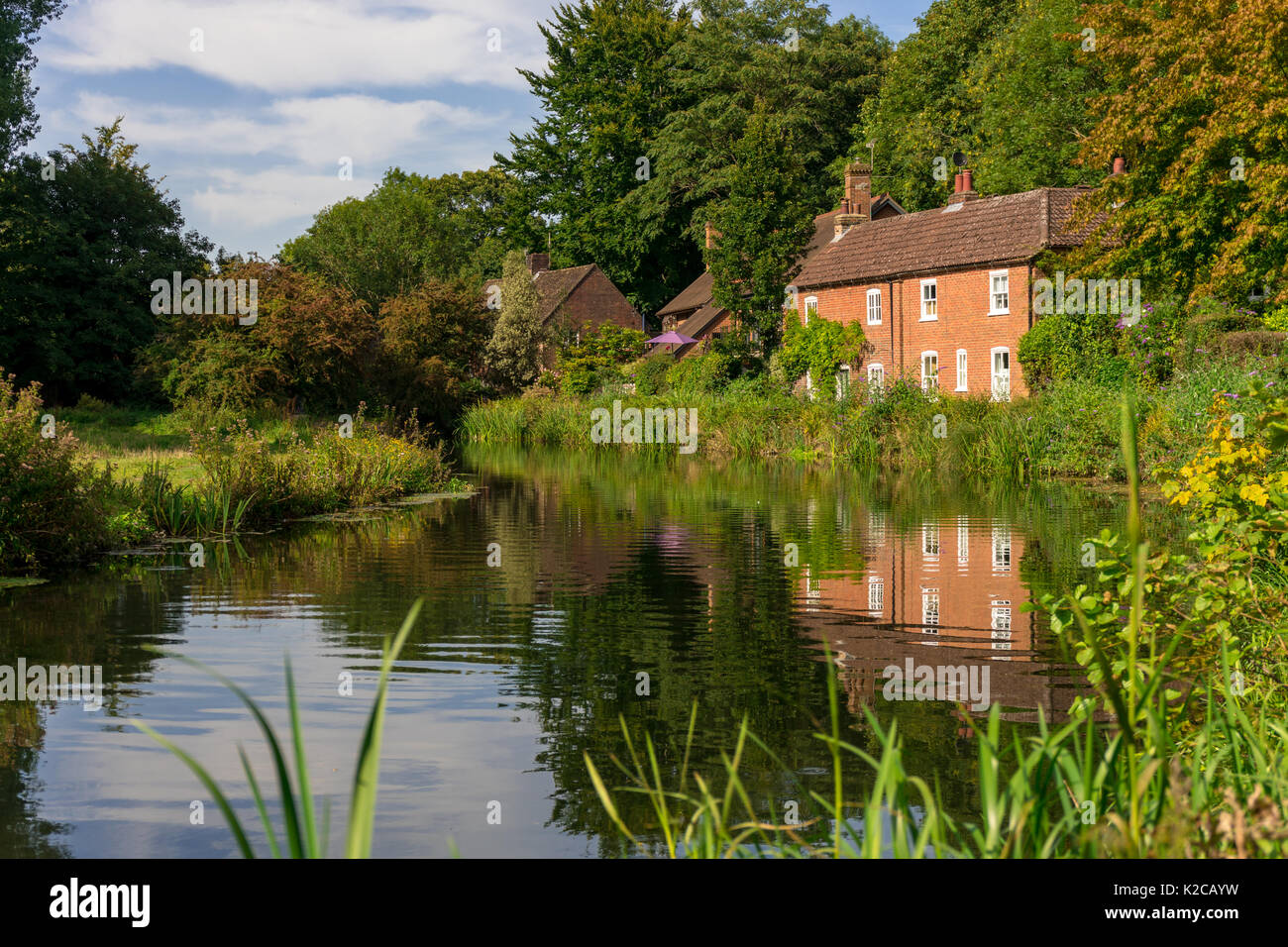 Riverside cottage lungo il fiume navigazione Itchen nel 2017, Winchester, Hampshire, Regno Unito Foto Stock