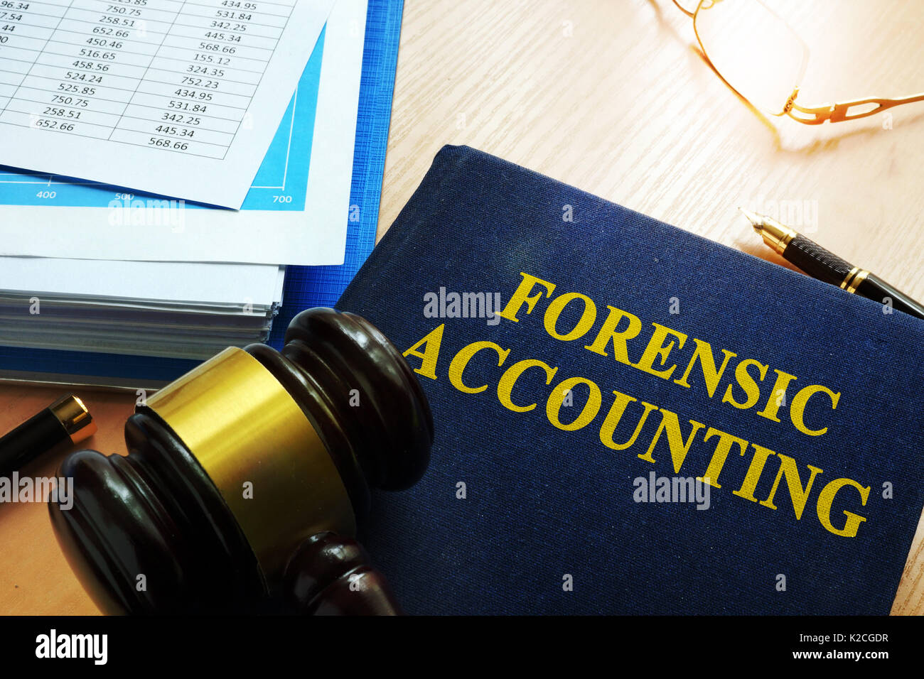 Prenota con titolo forensic accounting su un tavolo. Foto Stock