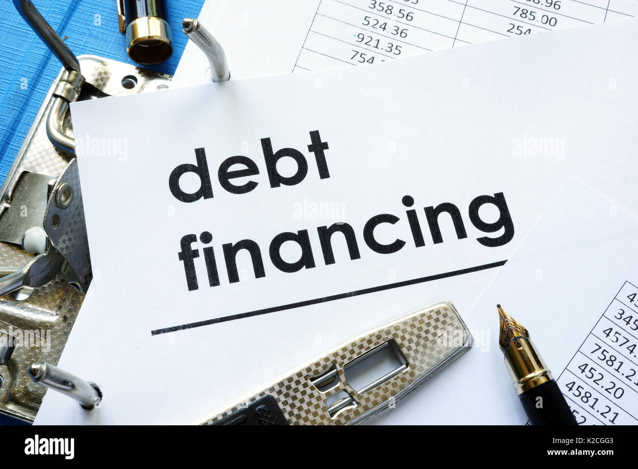 Il finanziamento del debito documento sulla cartella con le carte. Foto Stock