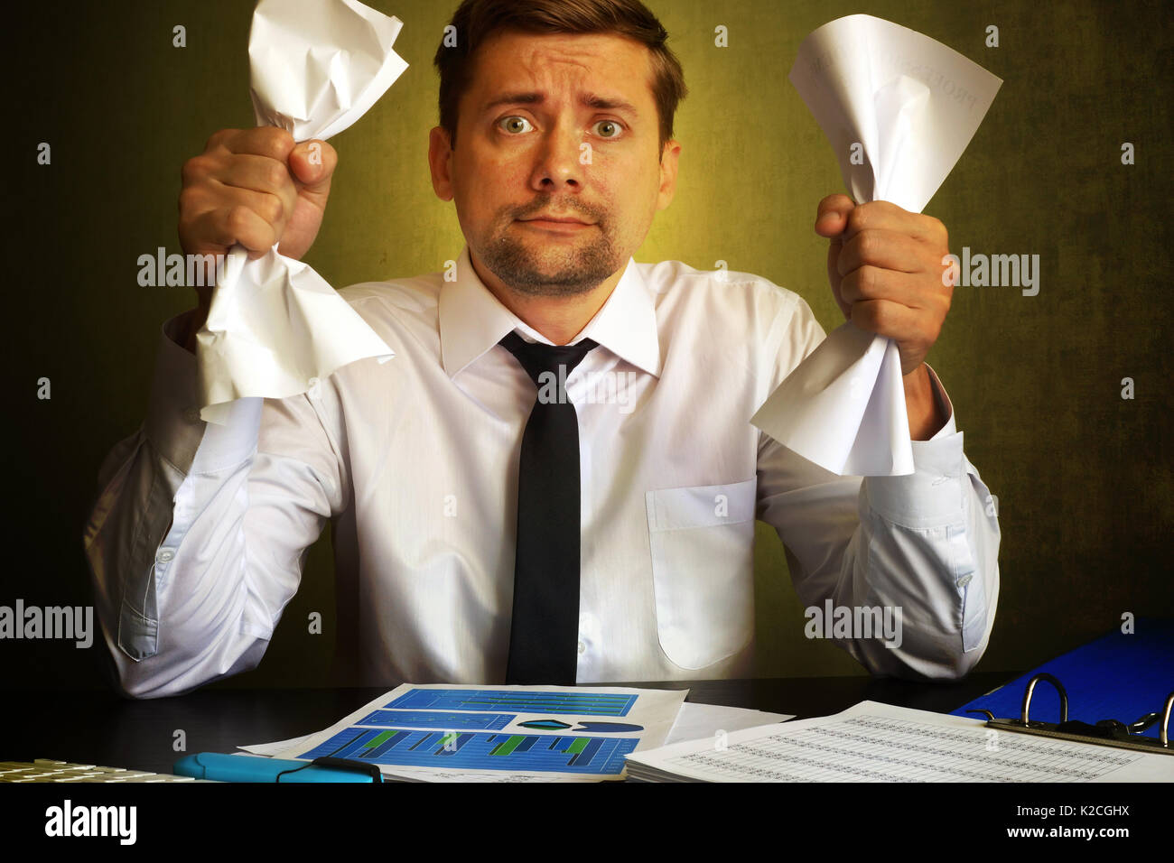 Imprenditore nervoso osservando le fatture. problemi in un'azienda. Foto Stock