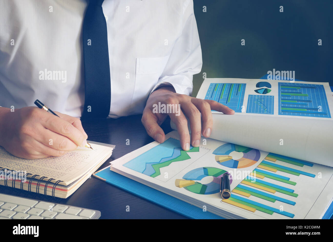 Business man o contabile che lavora con documenti finanziari e le fatture. Foto Stock