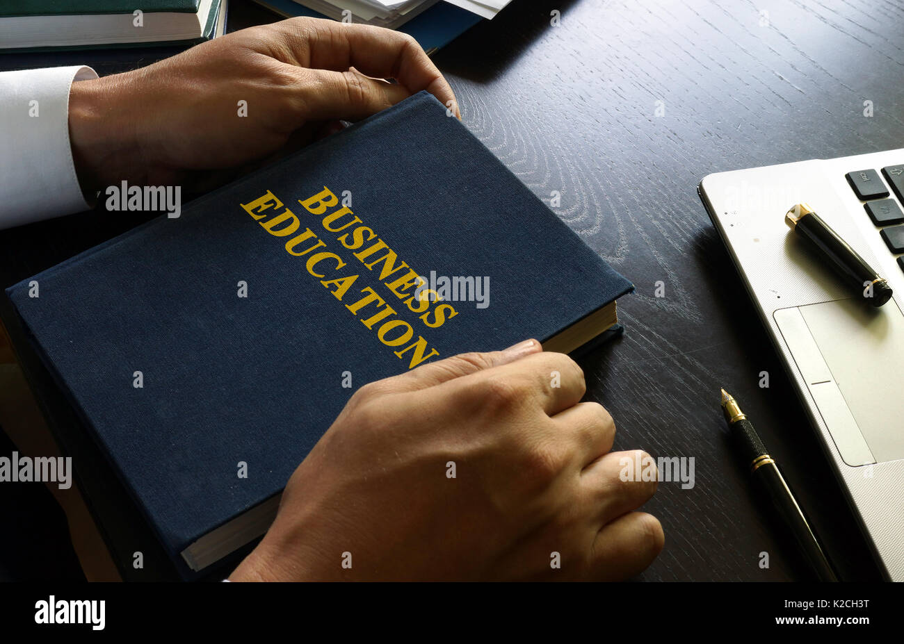 Prenota circa la formazione aziendale su un tavolo per ufficio. Foto Stock