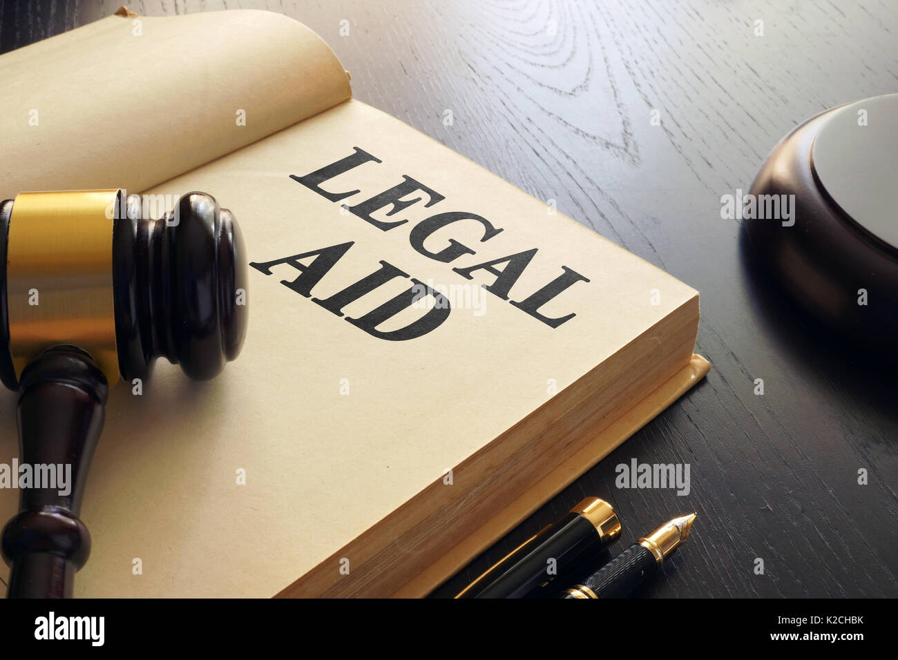 Aiuto legale scritto in un libro. Concetto di consulenza. Foto Stock