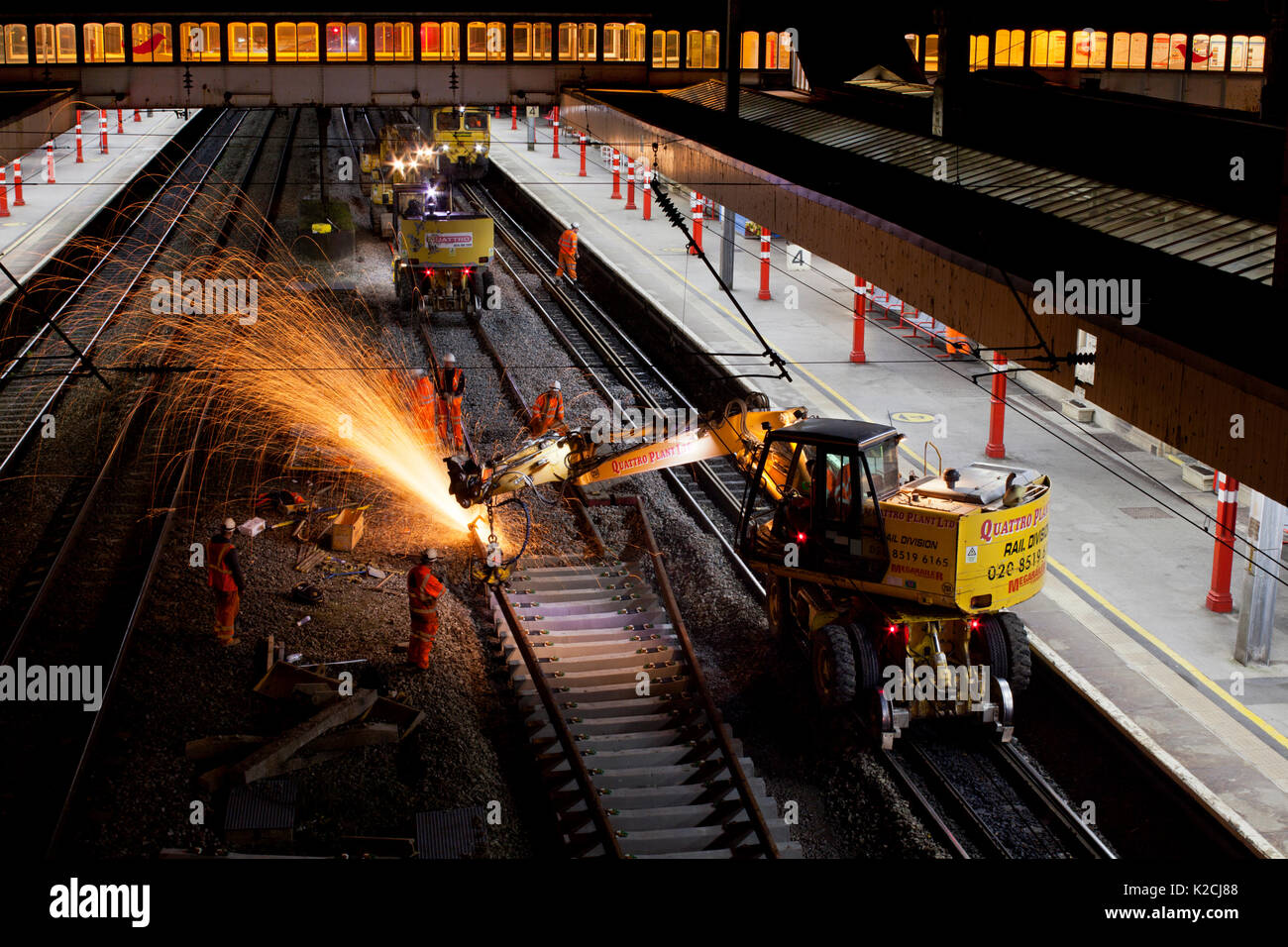 La guida della rete ferroviaria opera di ingegneria, via rinnovo in corso a Lancaster sulla linea principale della costa occidentale presto su una Domenica mattina Foto Stock