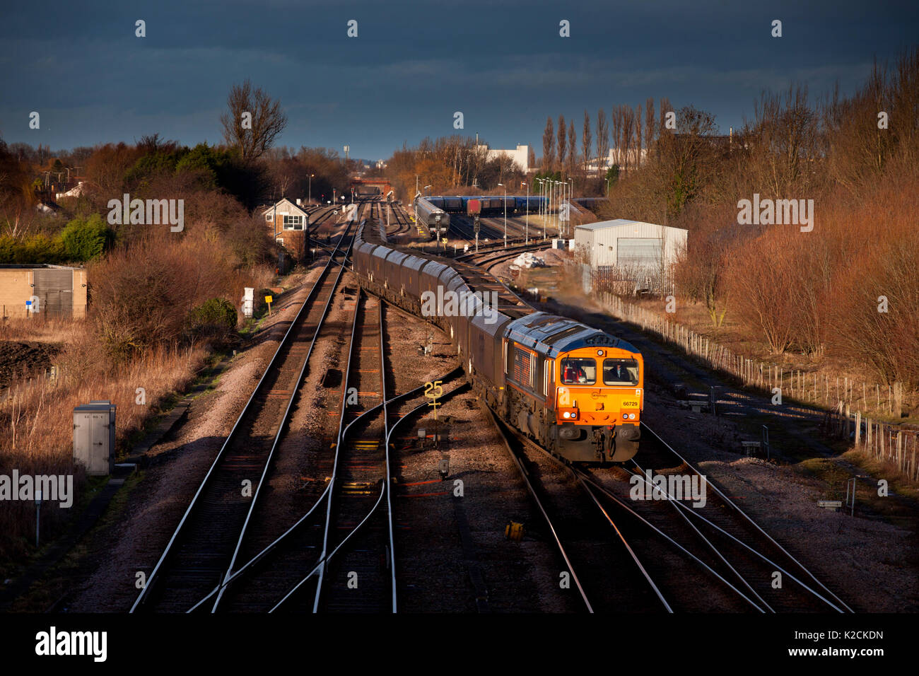 Gb classe di merci su rotaie 66 motrice passa Milford giunzione (ad ovest di Selby) con un Tyne Dock - Drax power station treno merci che trasportano carbone Foto Stock