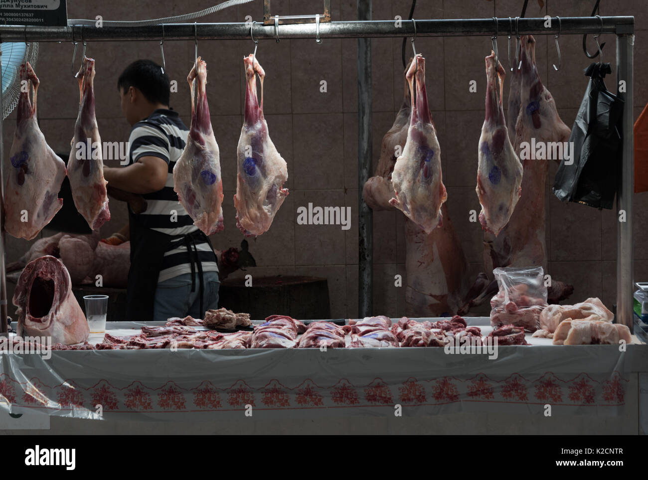 Il cibo e la carne del mercato agricolo 'Tatar-bazar', Astrakhan, Russia Foto Stock